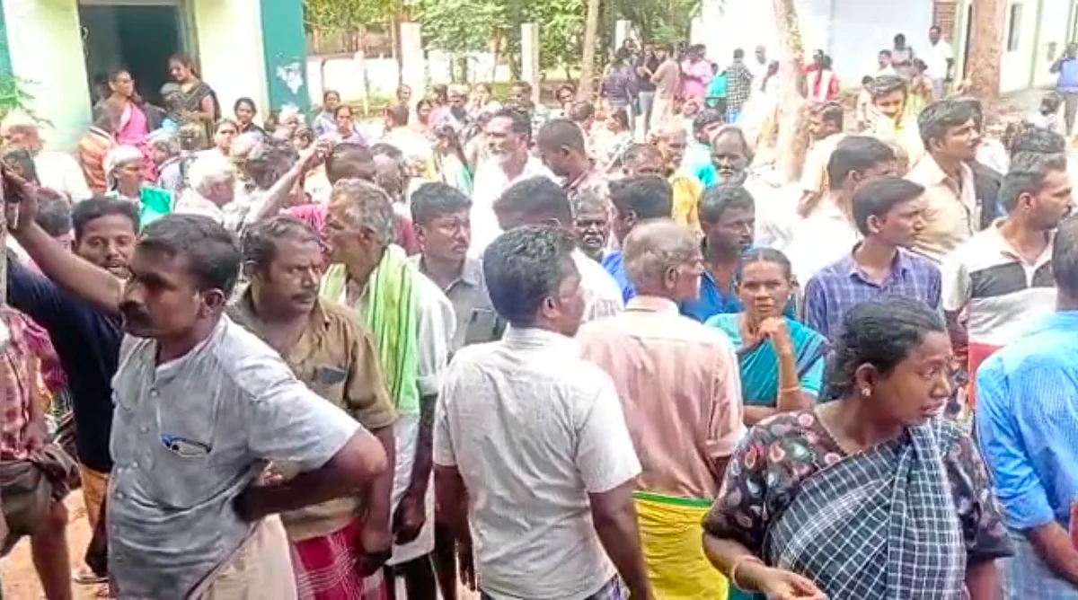 பள்ளியில் திரண்ட பெற்றோர்கள்
