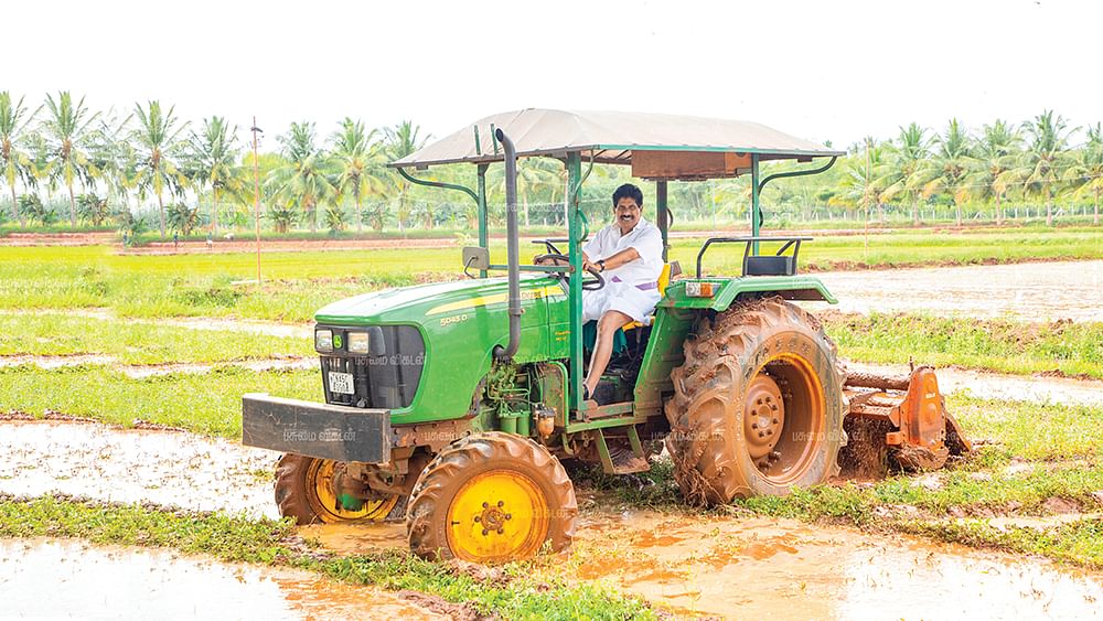 உழவுப் பணியில் கு.ப.கிருஷ்ணன்