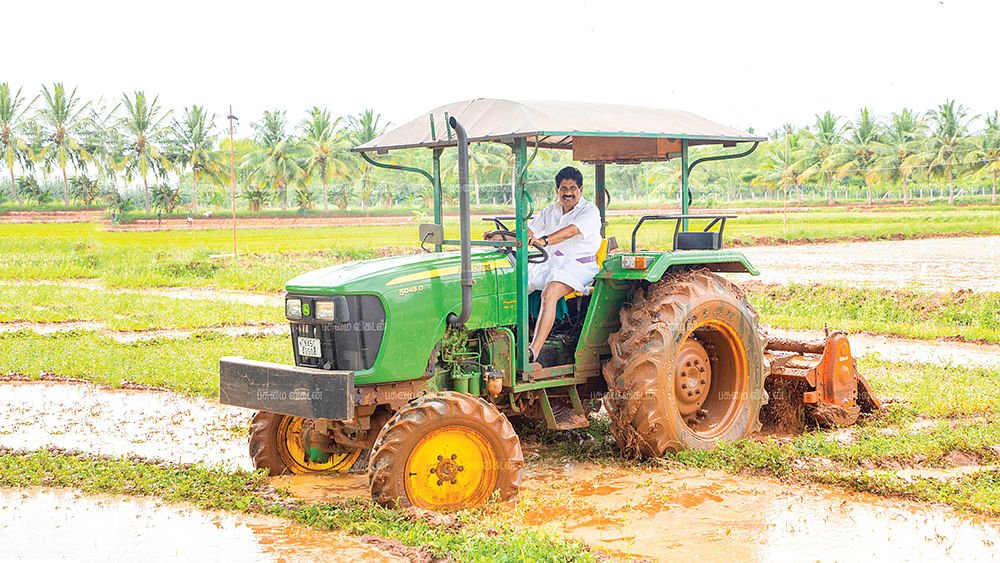 உழவுப் பணியில் கு.ப.கிருஷ்ணன்
