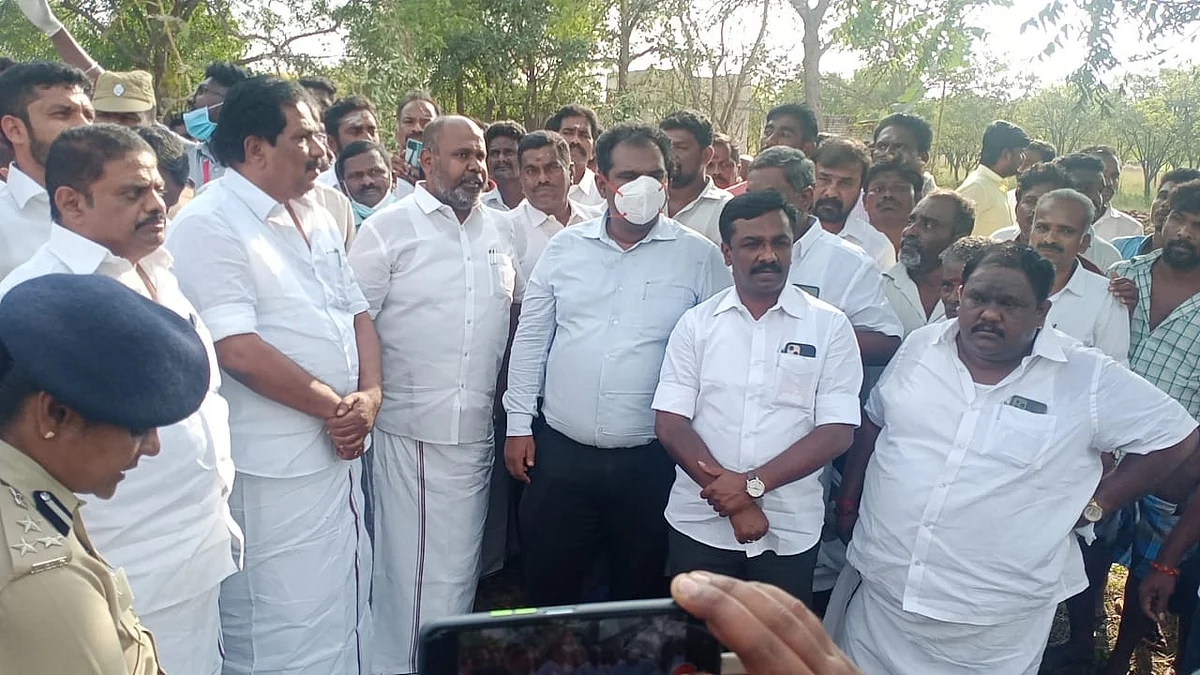 சம்பவ இடத்தில் அமைச்சர், கலெக்டர்