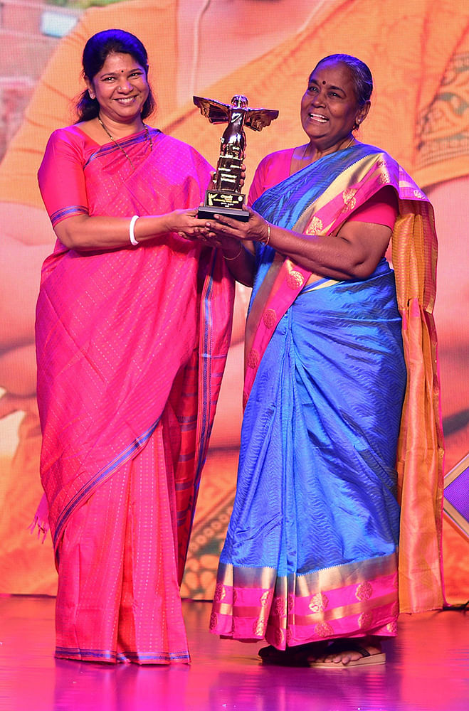 விருதுகள் மேடையை விறுவிறுப்பாக்கிய தமிழிசை - கனிமொழி
