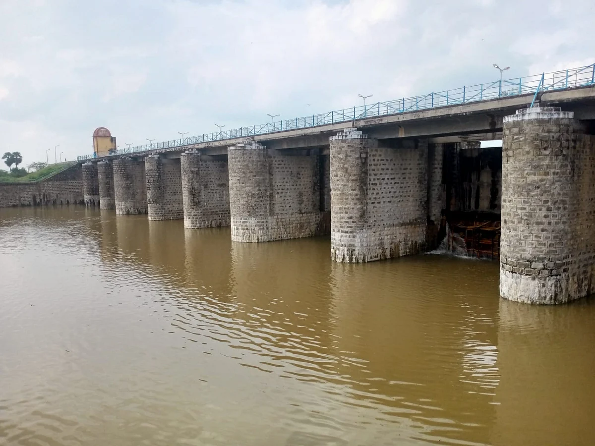 கட்டமைப்பு தவறால் வீணாக வெளியேறும் தண்ணீர்!
கலங்கும் விவசாயிகள், சீரமைப்பு எப்போது?