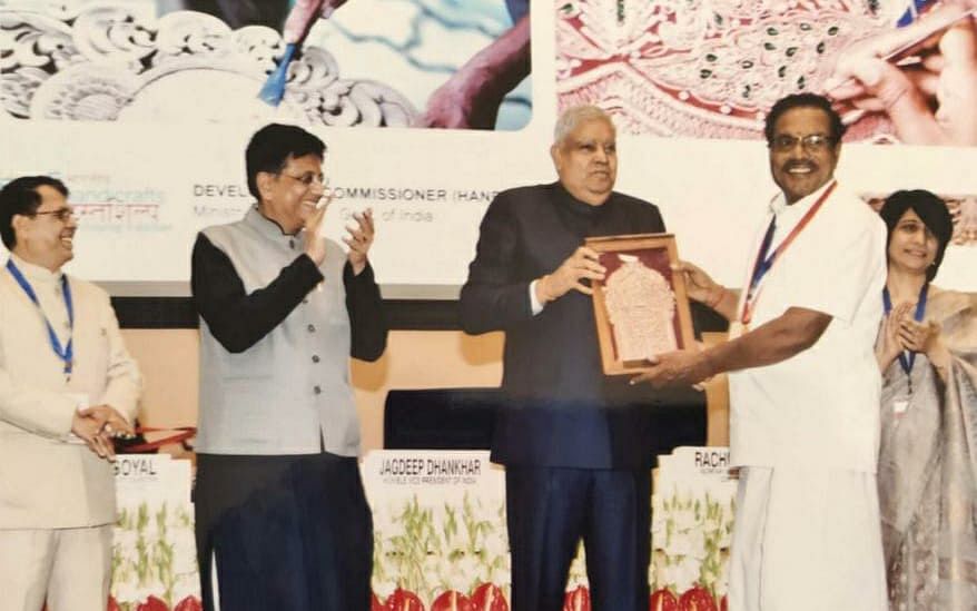 ``விவசாயக்கூலி to தஞ்சாவூர்  ஓவியம்” - துணை ஜனாதிபதியிடம் சில்ப குரு விருது பெற்ற கைவினைக் கலைஞர்!