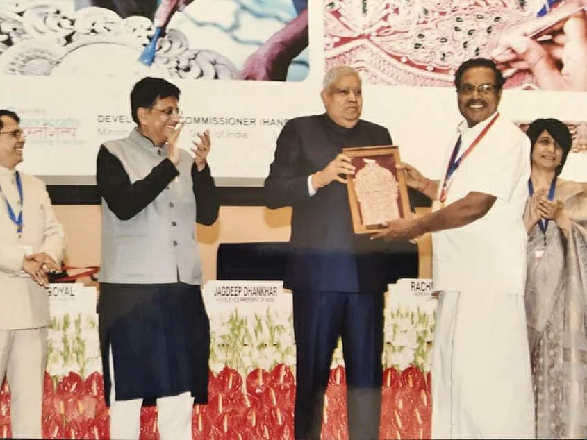துணை ஜனாதிபதியிடம் விருது பெறும் பன்னீர்செல்வம்