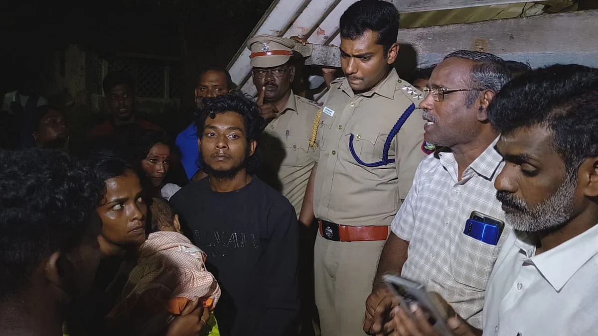 பேச்சுவார்த்தை நடத்திய அதிகாரிகள் மற்றும் போலீசார்