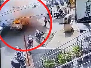 மருத்துவக் கல்லூரி திறப்புவிழா: லோடு ஆட்டோவிலிருந்த பட்டாசு வெடித்து விபத்து - அதிர்ச்சி CCTV காட்சி