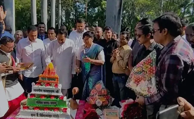 ஹனுமன் கோயில் வடிவ கேக்: `கமல்நாத் இந்துகளின் மனதைப் புண்படுத்திவிட்டார்” - குற்றம்சாட்டும் பாஜக