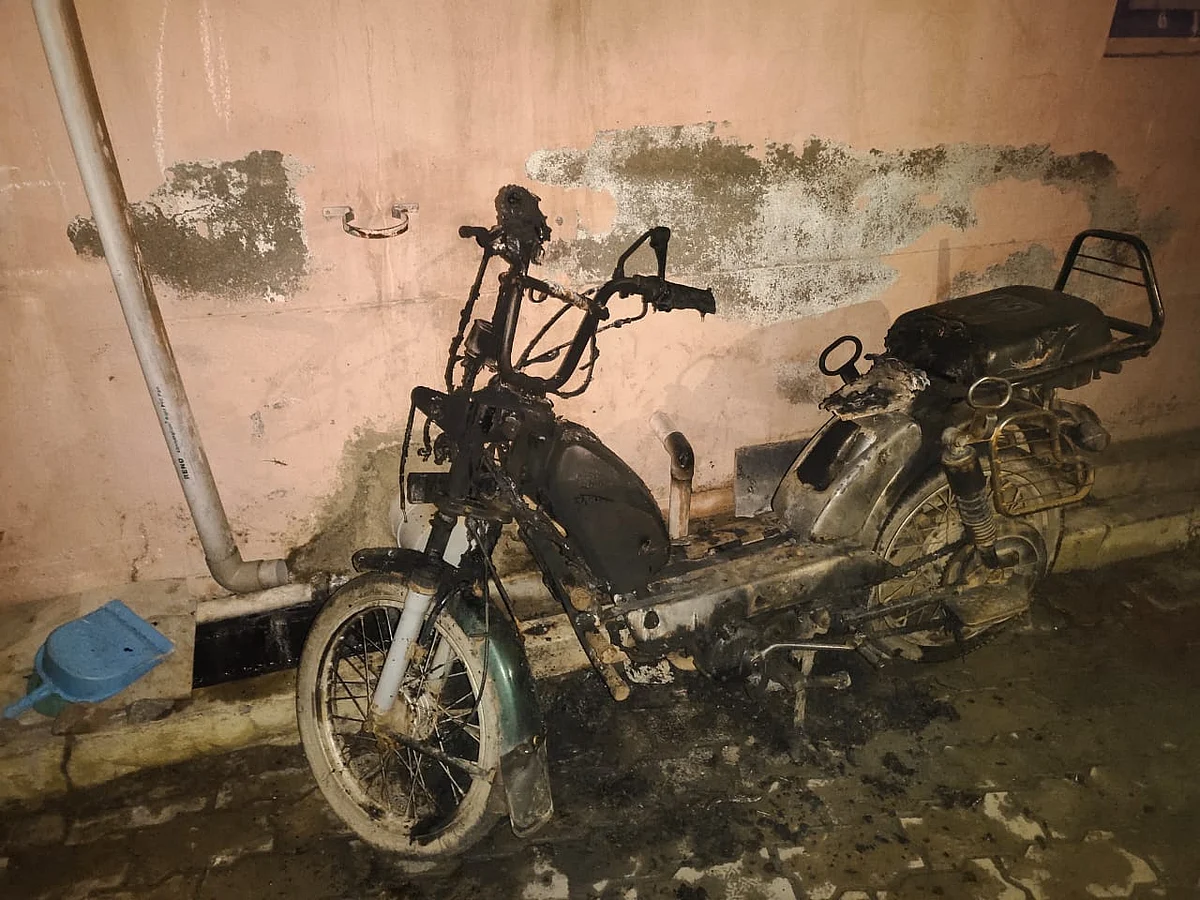 எரிந்த டூ வீலர்