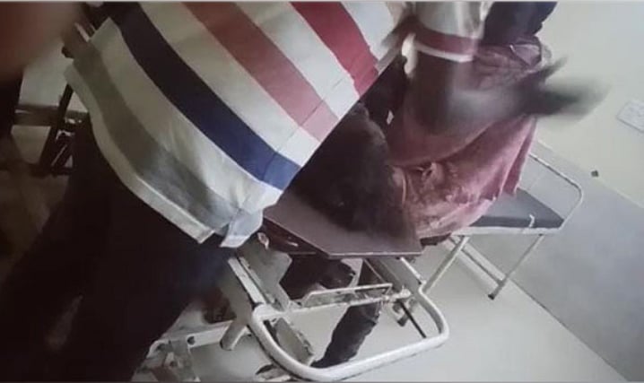 சிகிச்சைக்கு வந்த பெண் நோயாளி... குடிபோதையில் அடித்த மருத்துவர்... வலுக்கும் கண்டனங்கள்!