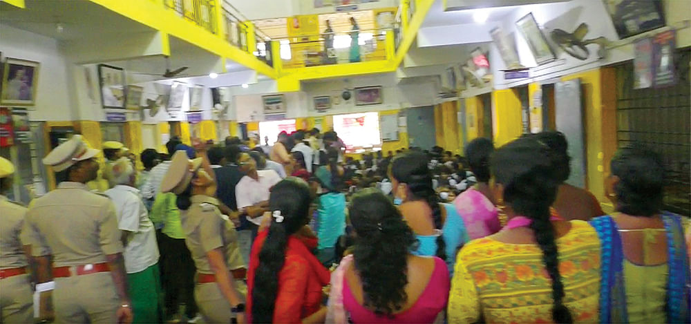 மாணவிகளுக்கு முத்தம்... வீடியோவில் விஷம்... பள்ளி தாளாளரை மாட்டிவிட்ட மாணவர்கள்!