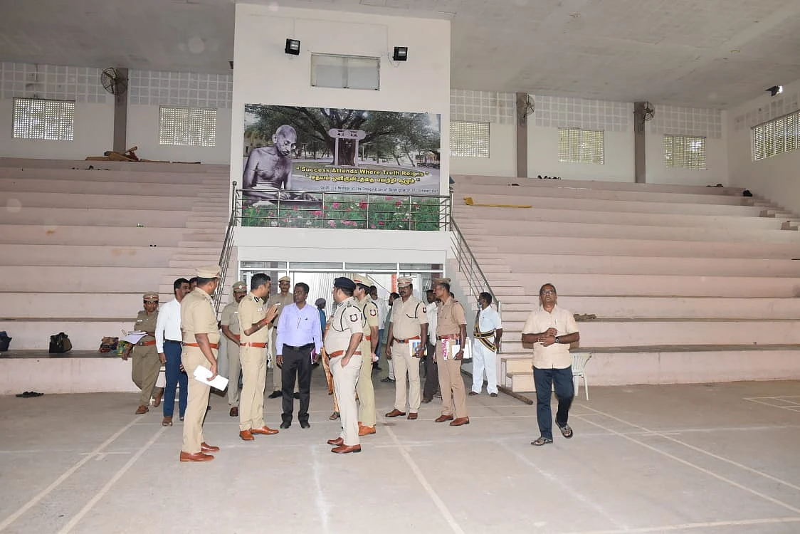 அரங்கத்தில் ஆய்வு மேற்கொள்ளும் போலீஸார்