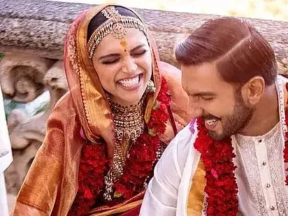 வேலையில் பிஸியாக இருந்த தீபிகா படுகோன்; அலுவலகத்திற்குச் சென்று திருமண நாளைக் கொண்டாடிய ரன்வீர் சிங்