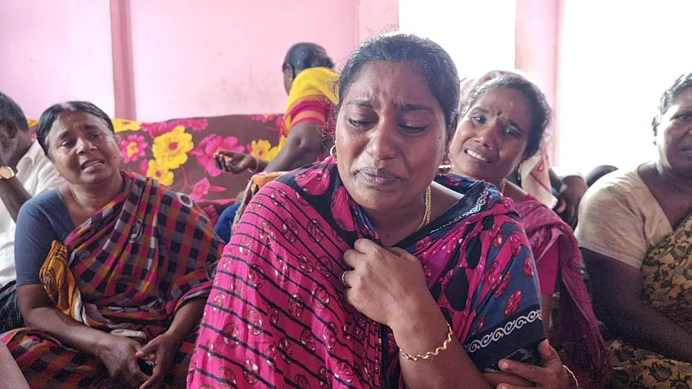 மகனை நினைத்து கதறி அழும் தாய் மெர்லின்