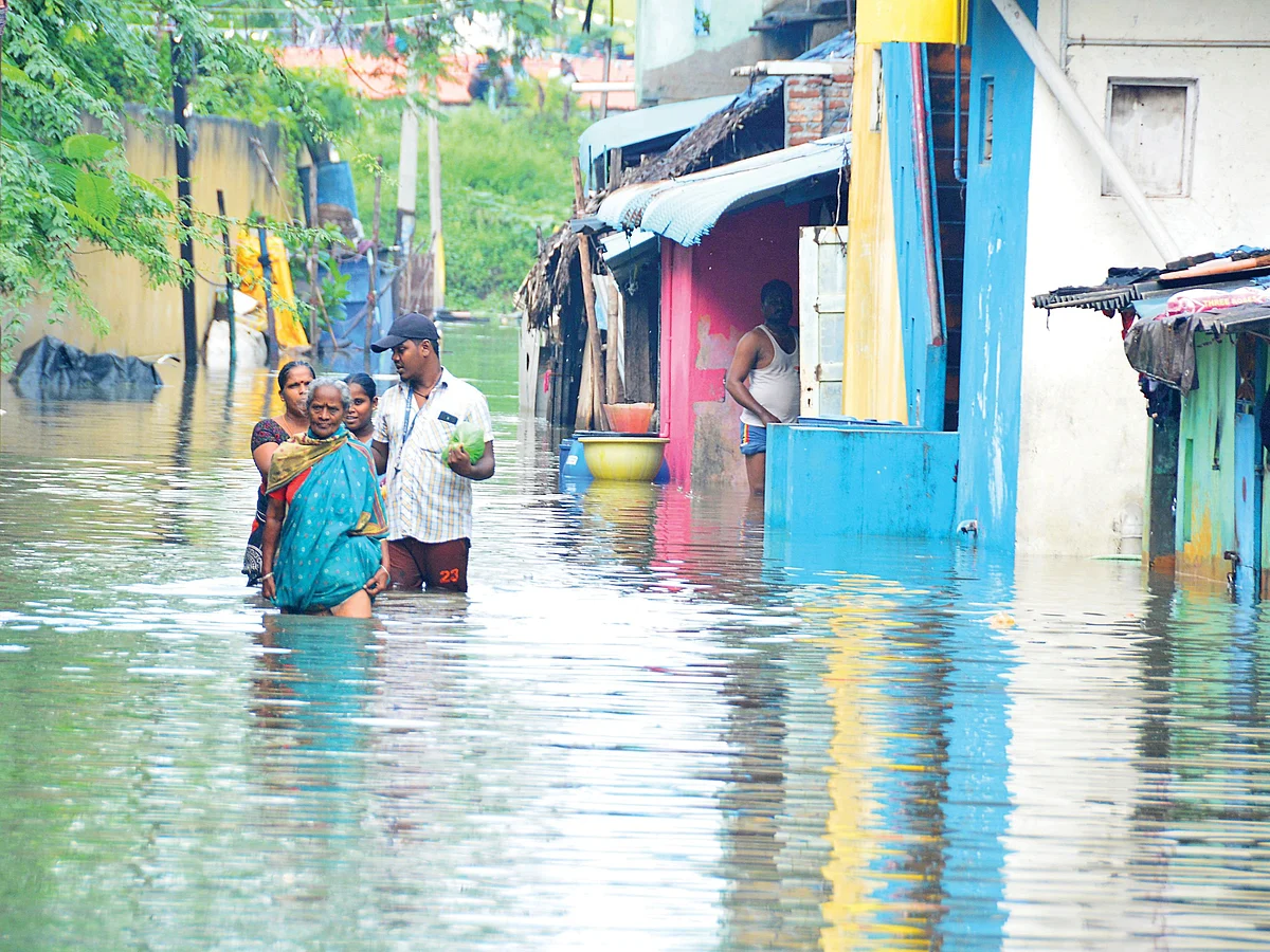 பெருமழை பாதிப்பு: சென்னையை `கவனித்த’ அளவுக்கு மற்ற மாவட்டங்களை கவனிக்கவில்லையா? - நிலவரம் என்ன?!