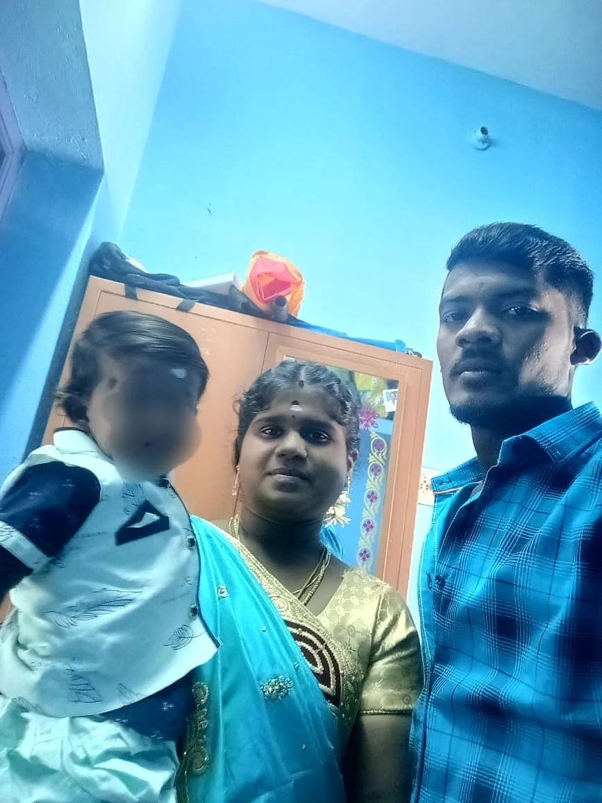 குழந்தையுடன் பெற்றோர்