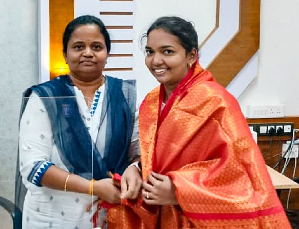 அமலாவை பாராட்டும் தஞ்சாவூர் சரக டி.ஐ.ஜி. கயல்விழி