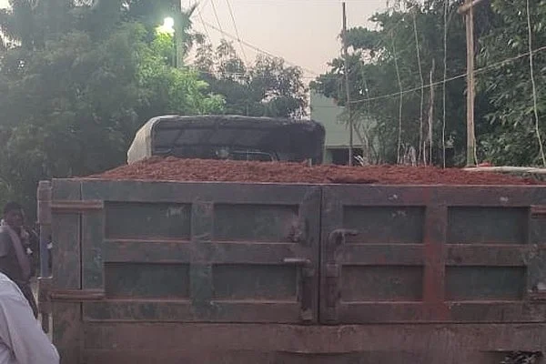 மணல் ஏற்றிச் சென்ற டிராக்டர்