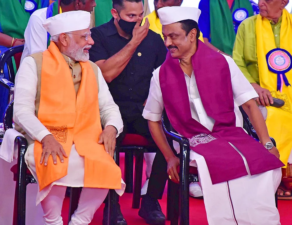 கவர்னர் ரிப்போர்ட்... அ.தி.மு.க பூங்கொத்து... ஸ்டாலின் தடாலடி... பறந்துவந்த பிரதமர்
