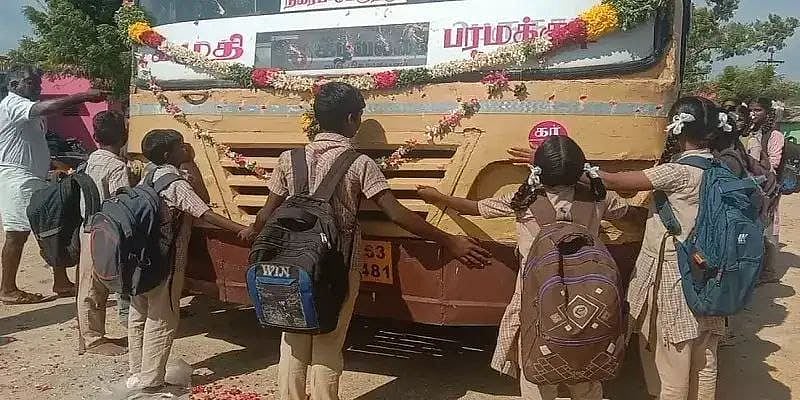 கீழவலசை: 50 ஆண்டுகளுக்குப் பிறகு அரசுப் பேருந்து வசதி - கட்டி அணைத்து வரவேற்று மாணவர்கள் நெகிழ்ச்சி!