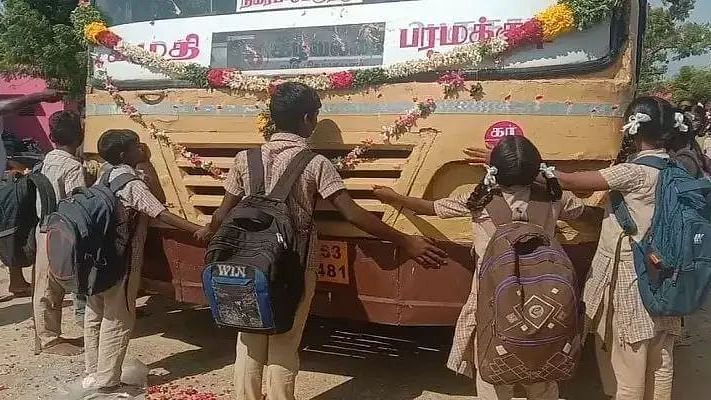 அரசுப் பேருந்தை கட்டி அணைத்து முத்தமிடும் மாணவர்கள்