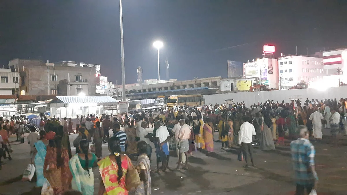 கரூர் பேருந்து நிலையத்தில் காத்திருந்த பயணிகள்