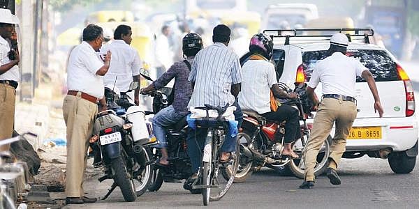 கோவில்பட்டியில் கார் வைத்திருப்பவருக்கு, சென்னையில் ஹெல்மெட் அணியாமல் பைக் ஓட்டியதாக ஃபைனா?!
