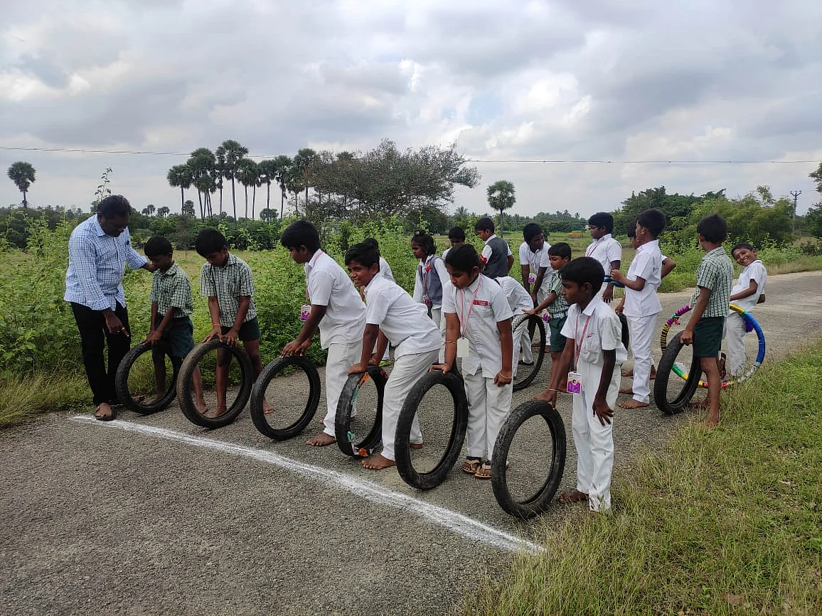 டயர் வண்டி, பம்பரம்; செல்போனில் இருந்து கவனம் திருப்ப மாணவர்களை 90’ஸ் கிட்ஸ்களாக்கிய அரசுப்பள்ளி!