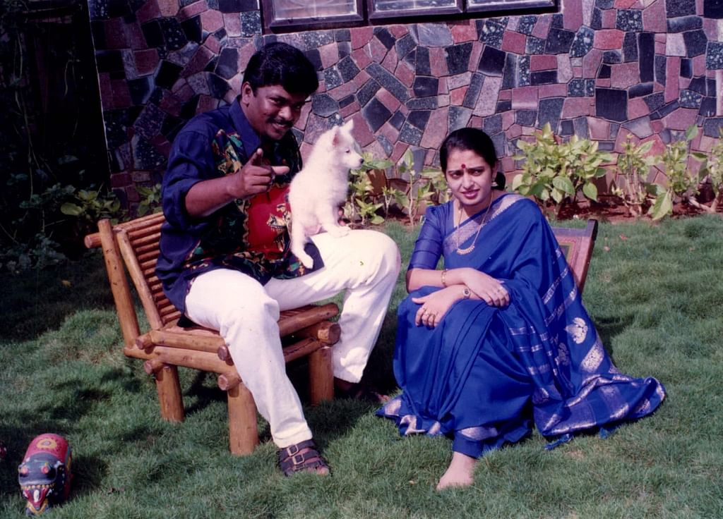 பார்த்திபன் தனது மனைவியுடன்