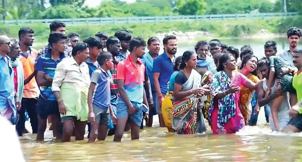 அட்சதை போடவேண்டிய கையால... வாய்க்கரிசி போட வெச்சுட்டாளே!