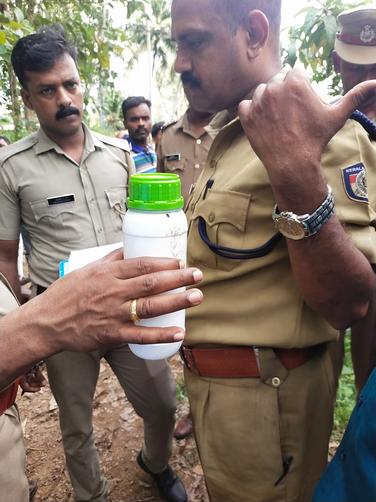 கஷாயத்தில் கலக்கப்பட்ட பூச்சி மருந்து இருந்த பாட்டில்