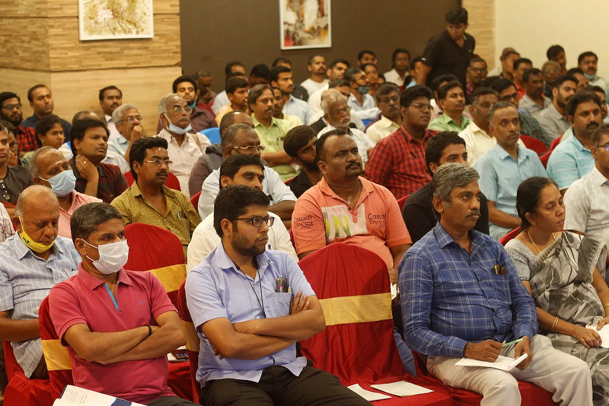 குடும்பத்துடன் வந்த பார்வையாளர்கள்
