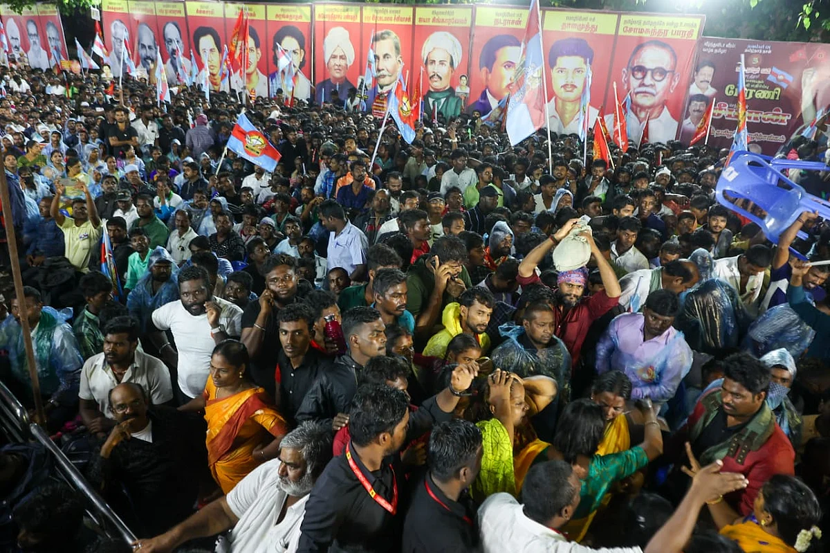 கூட்டத்தின் ஒரு பகுதியினர்