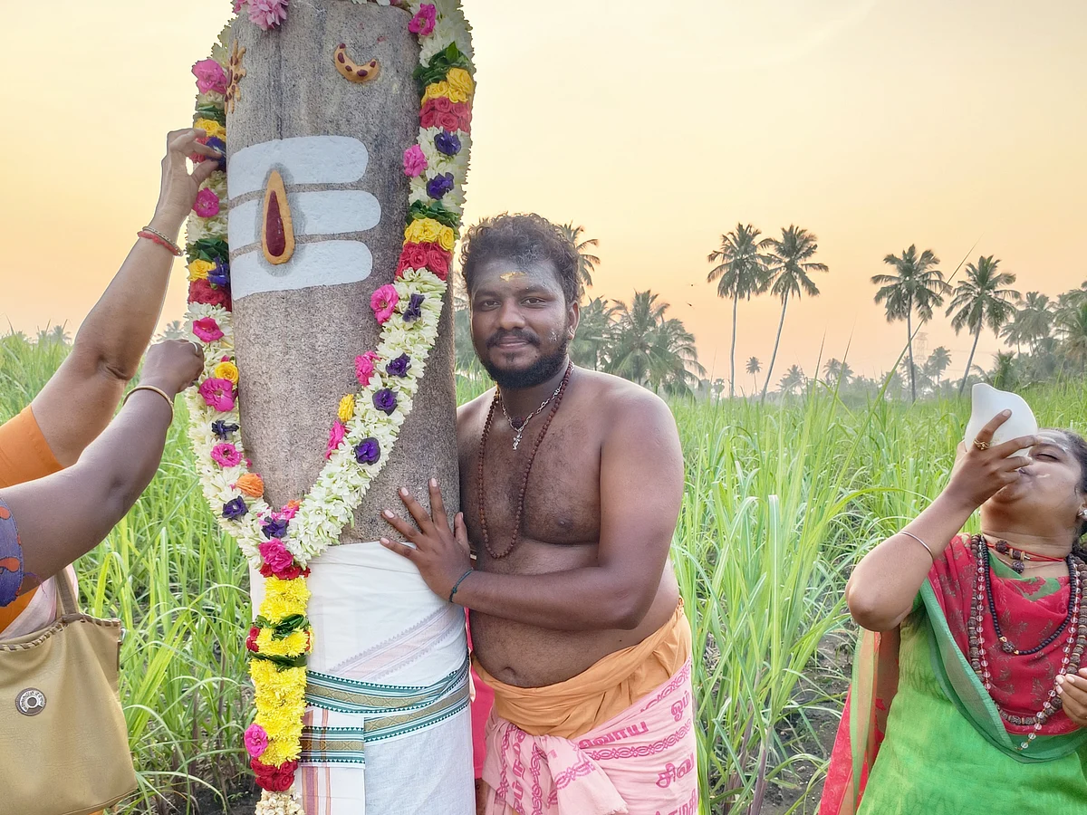 `முன்பு அமராவதி இப்போது காவிரி' 4 ஆவதாக கண்டெடுக்கப்பட்ட தமிழகத்தின் மிகப்பெரிய 11 அடி உயர லிங்கம்