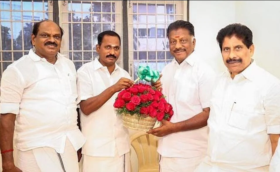 ஓ.பி.எஸ் அணியில் இணைந்த சந்திரசேகரன்