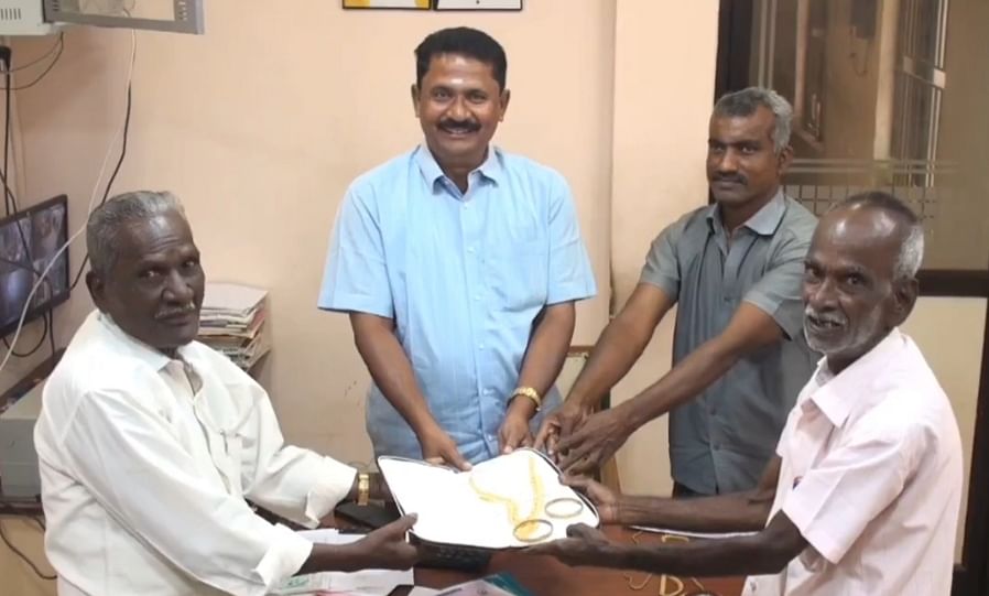 நகைகள் ஒப்படைக்கப்படுகிறது
