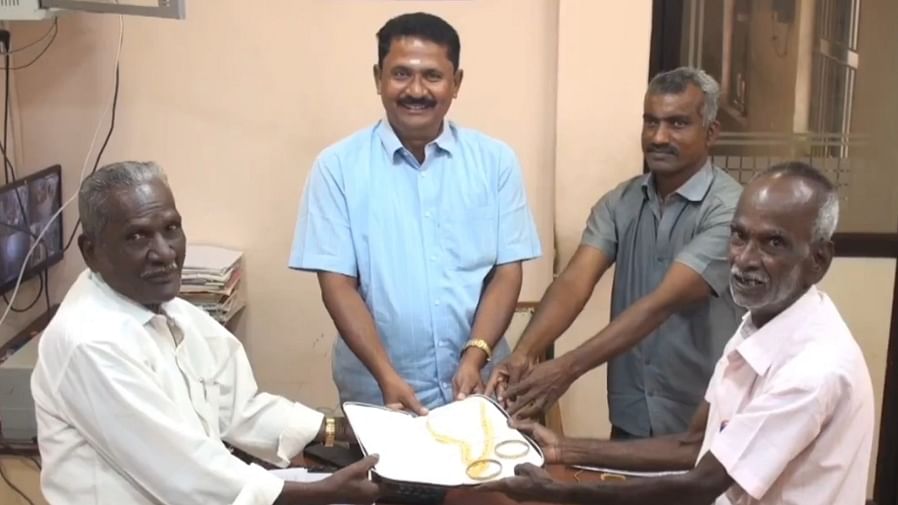 ஒப்படைக்கப்பட்ட நகைகள்