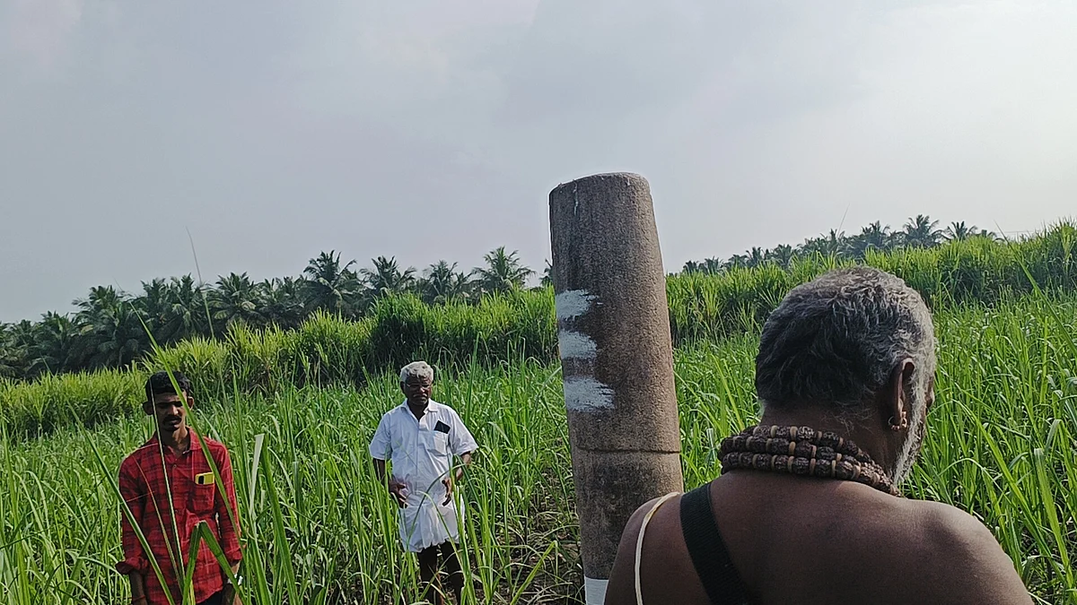 சிவலிங்கத்துக்கு வழிபாடு நடத்தும் சிவனடியார்கள்