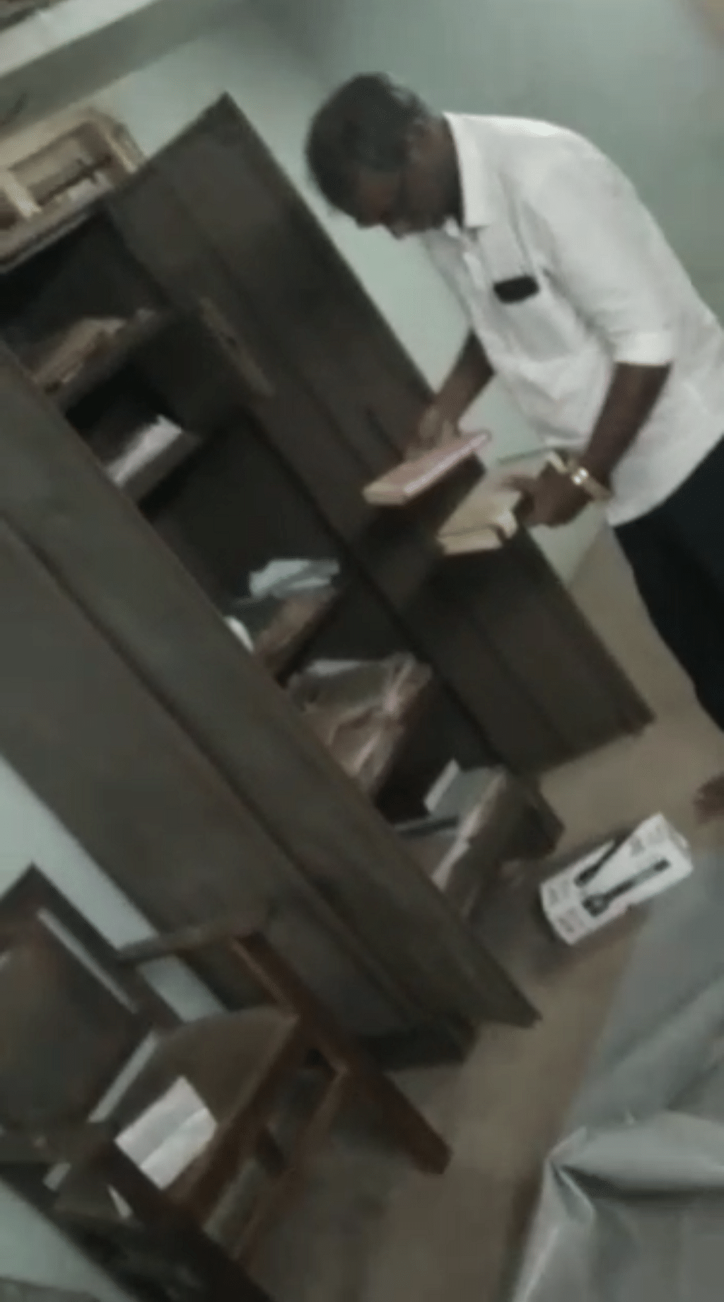 இரவில் ஆவணங்கள் எடுக்கப்படும் வீடியோ காட்சி