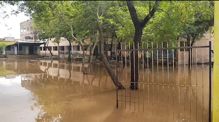 பள்ளி வளாகத்தில் தேங்கிய மழைநீர்