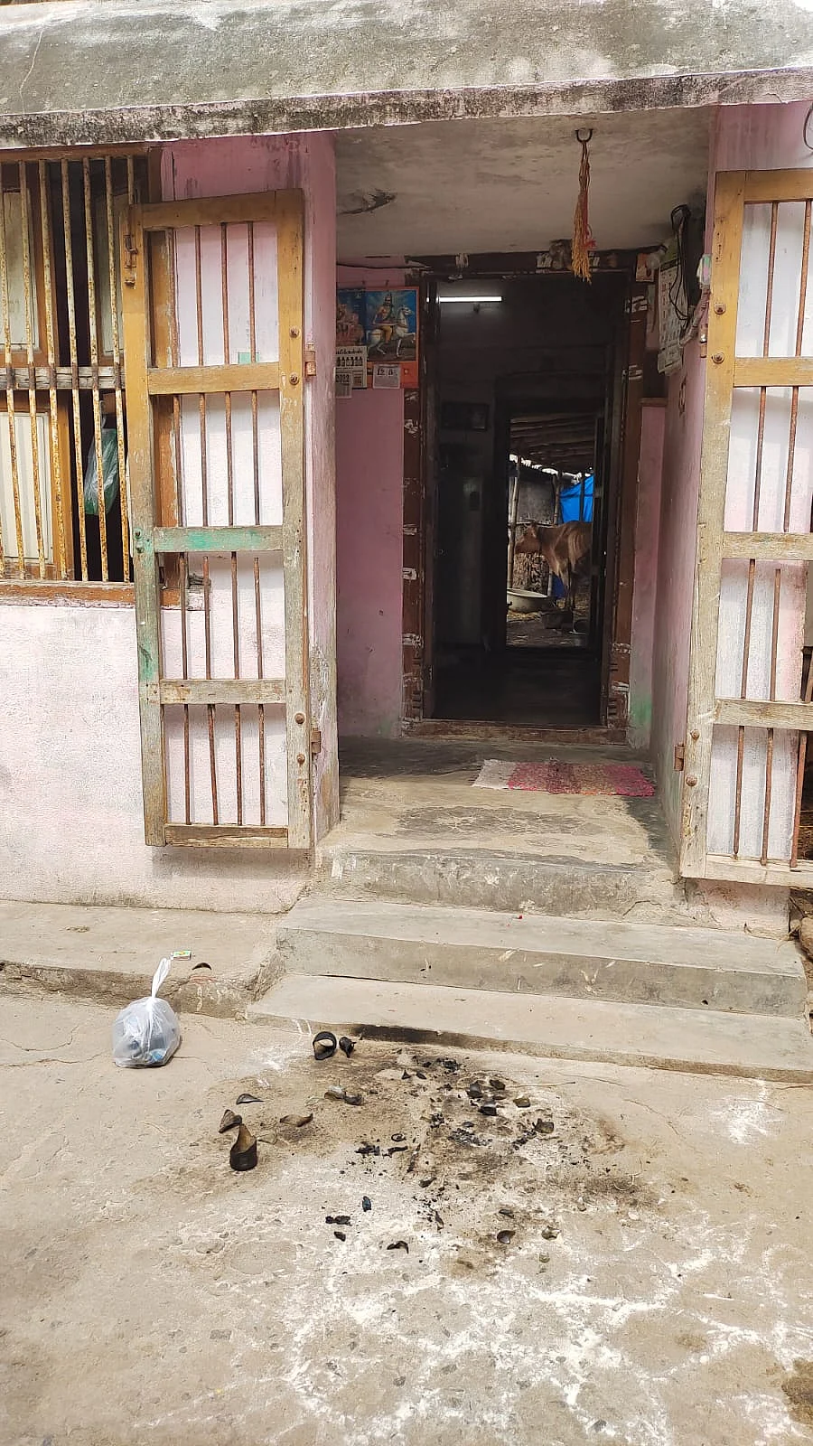 பெட்ரோல் குண்டு வீசப்பட்டதாக சொல்லப்பட்ட வீடு