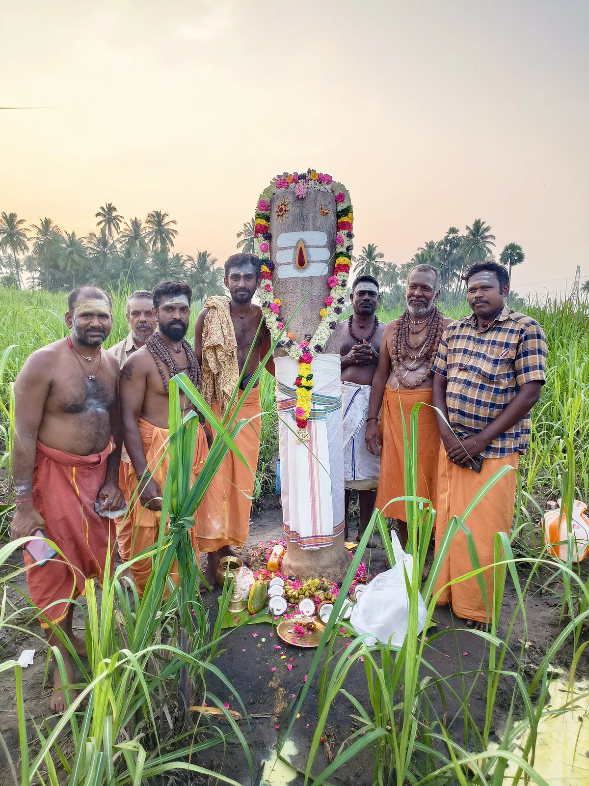 சிவலிங்கத்துக்கு வழிபாடு நடத்தும் சிவனடியார்கள்