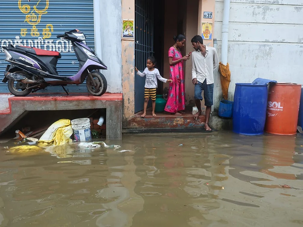 திருவொற்றியூர், மணலி, எண்ணூர் பகுதிகளில் மழைநீர் தேங்கி நிற்கும் காட்சிகள் | ஓர் புகைப்படத் தொகுப்பு