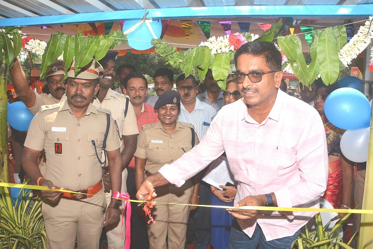 கடையை திறந்துவைத்த கலெக்டர் குமாரவேல்பாண்டியன்