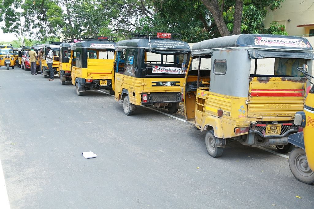 வாழ்த்து ஸ்டிக்கர் ஒட்டப்பட்ட ஆட்டோக்கள்
