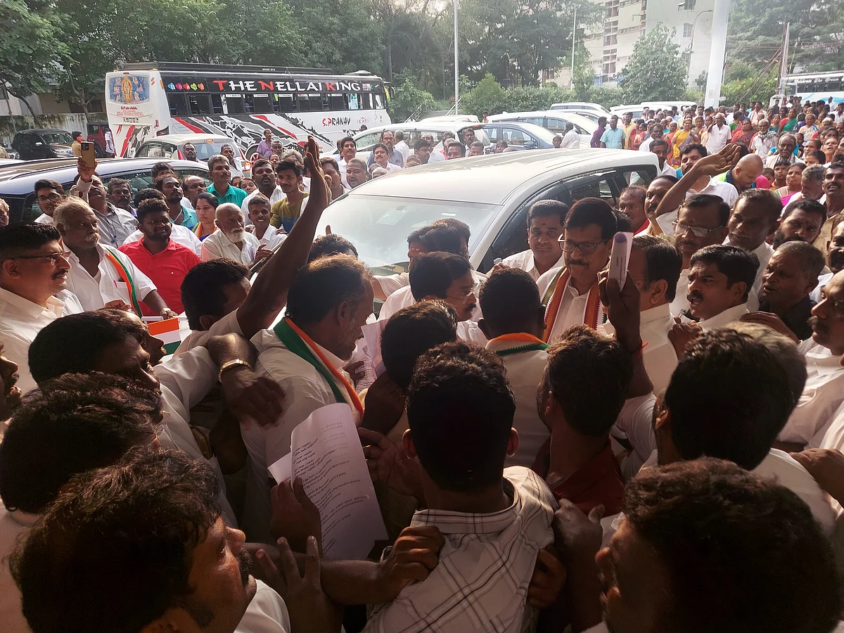 காங்கிரஸ் ஆலோசனைக் கூட்டத்தில் களேபரம்... உருட்டுக் கட்டைத் தாக்குதலில் 3 பேர் படுகாயம்!