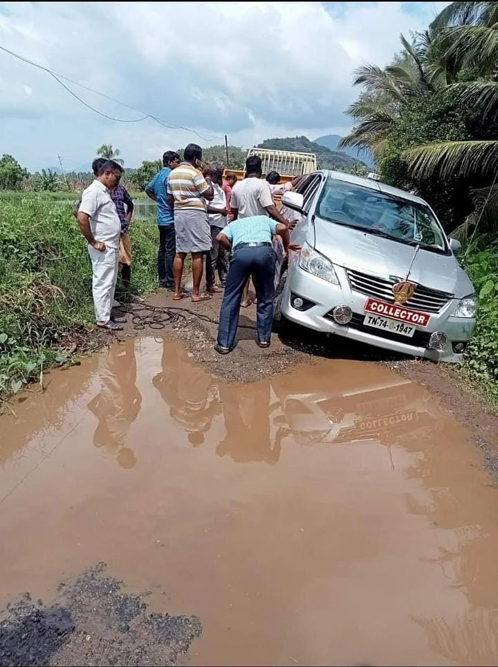 சேற்றில் சிக்கிய கலெக்டர் கார் வைரல் போட்டோ