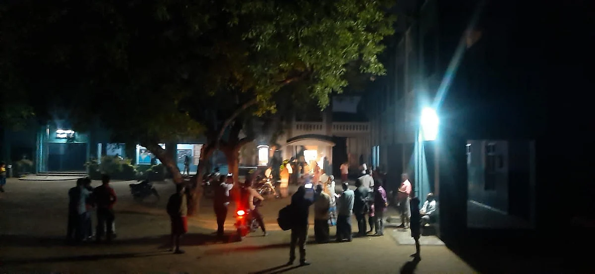 பள்ளியை முற்றுகையிட்ட பெற்றோர்கள்