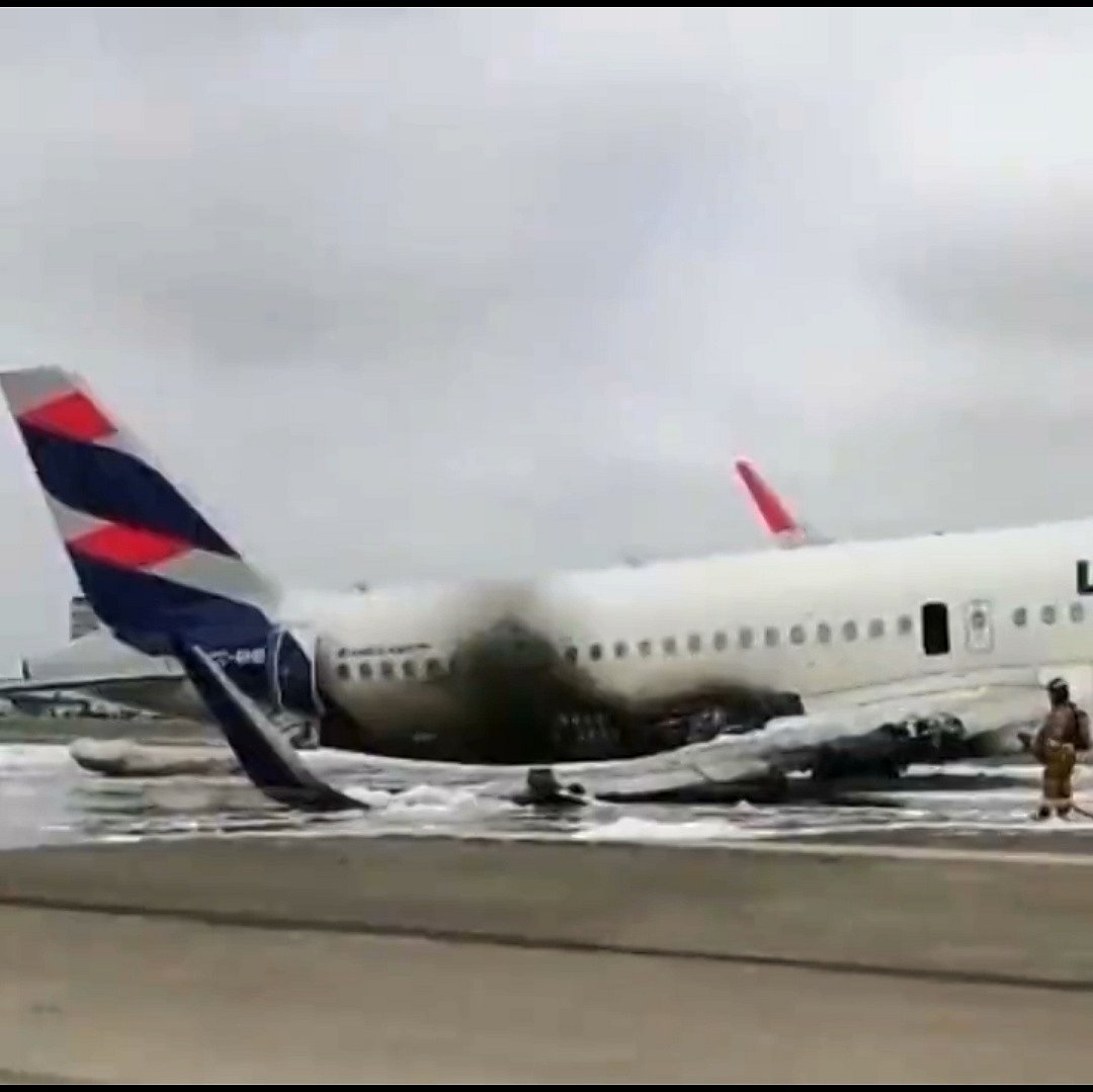 ஓடு பாதையில் தீயணைப்பு வாகனம் மீது மோதிய விமானம்... தீப்பிடித்து விபத்துக்குள்ளானதில் 2 பேர் பலி!