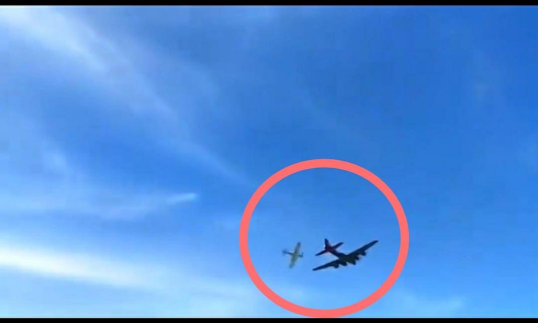 ஏர்-ஷோவின் போது நடுவானில் மோதிக்கொண்ட விமானங்கள்! -  நெஞ்சை பதறவைக்கும் வீடியோ காட்சி