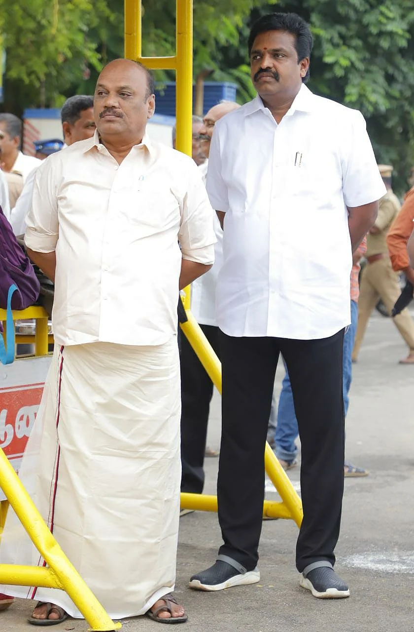 பட்டு வேட்டி சட்டையில் துரை.சந்திரசேகரன்